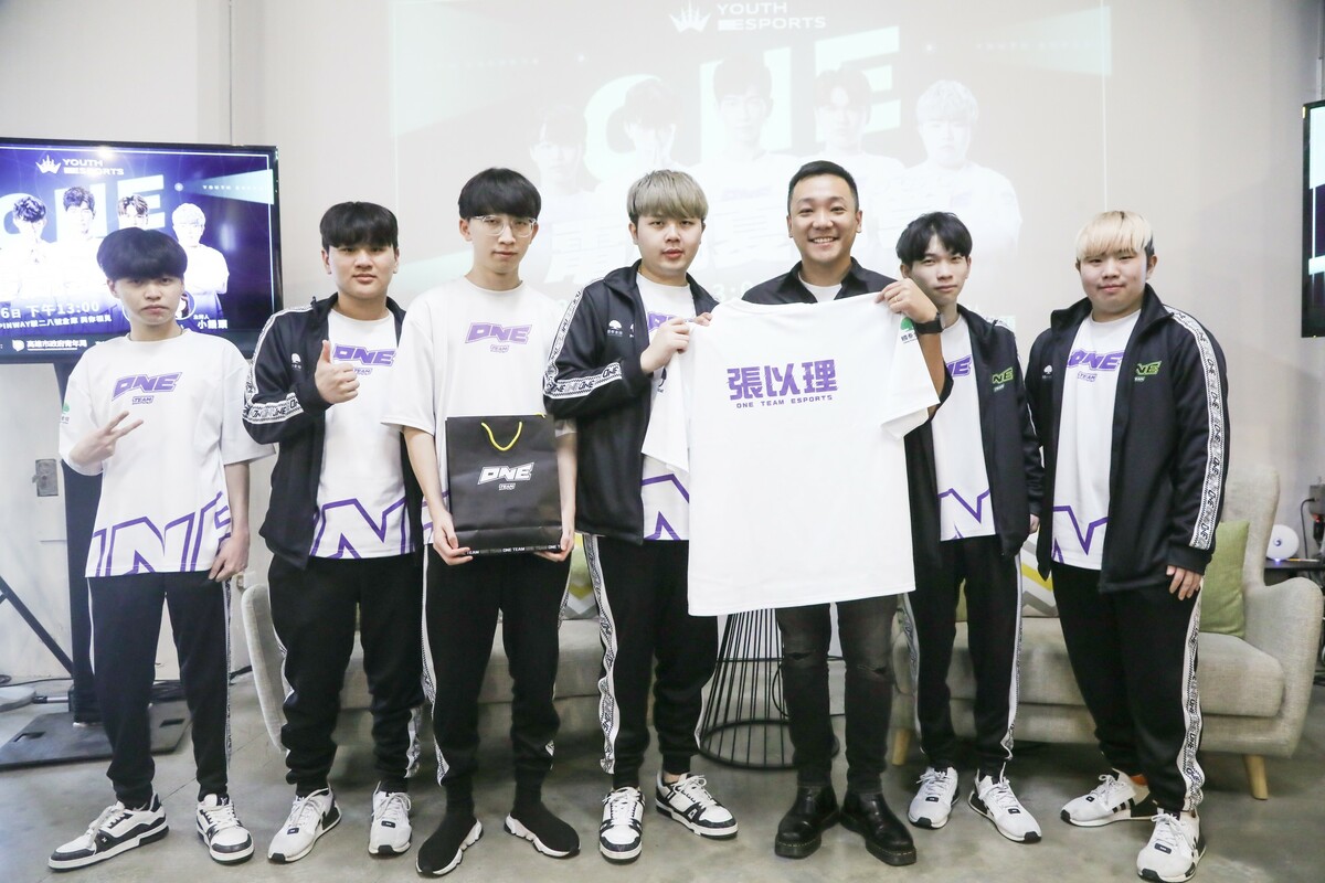 「ONE Team」代表贈送隊服給青年局局長張以理。 圖：主辦單位/提供