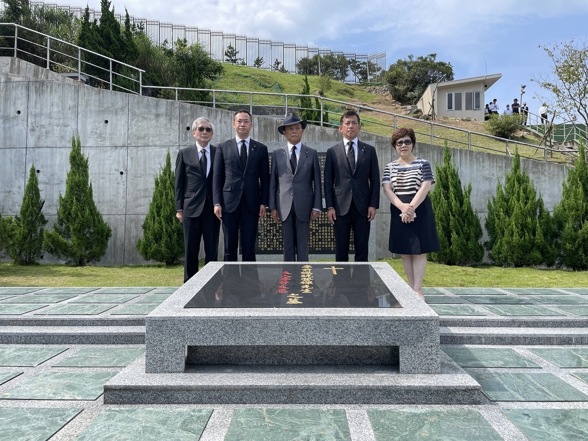  日本前首相麻生太郎(中)前往五指山李登輝墓前弔唁 圖：李登輝基金會/提供（資料照）