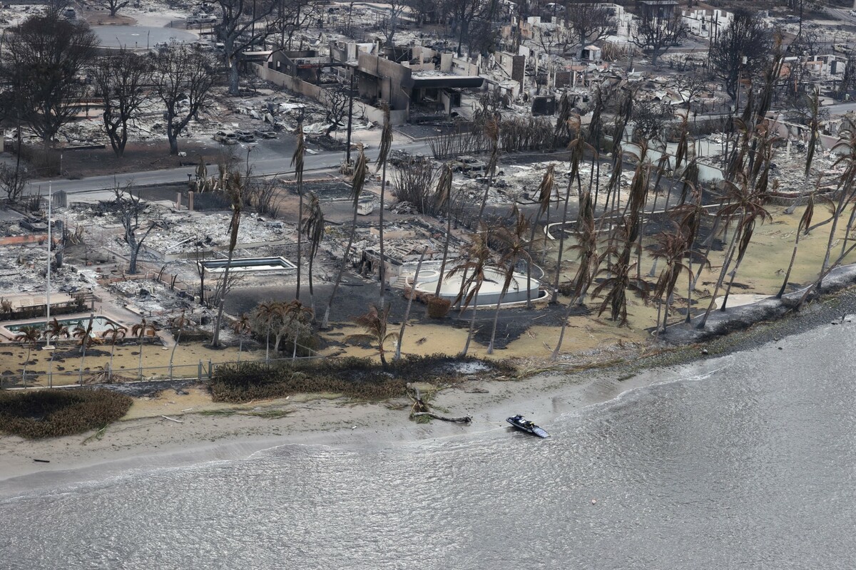 夏威夷茂宜島拉海納地區野火迅速蔓延，每分鐘延燒速度高達一英里。圖為野火過後的茂宜島。 圖：達志影像/路透社