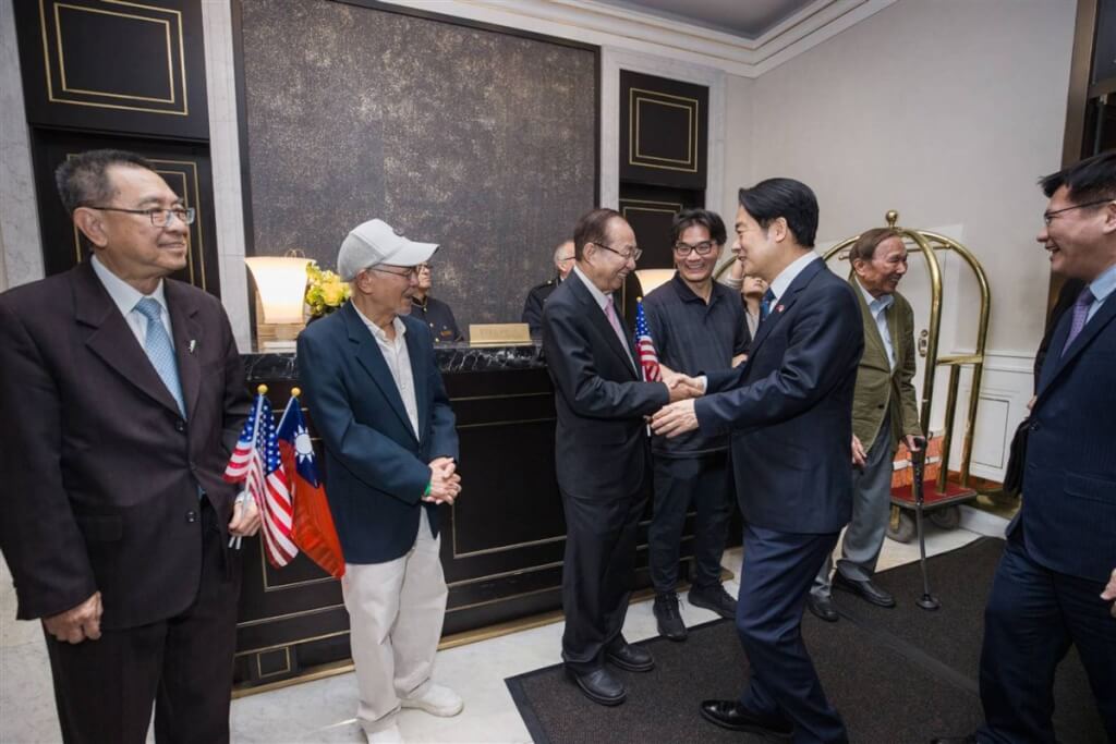 圖為時任副總統賴清德（前右2）過境美國紐約，超微（AMD）董事長暨執行長蘇姿丰的父親、紐約台灣會館理事長蘇春槐在飯店迎接，與賴清德握手。 圖：總統府提供 