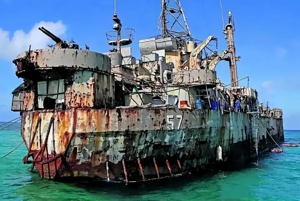  菲律賓坐灘仁愛礁軍艦「馬德雷山號」；外觀嚴重腐蝕破敗不堪，船側布滿大小孔洞。外媒形容「海浪可以輕易飛濺進入船艙，隨時有解體的危險」。 圖 : 翻攝自立馬觀花(資料照片) 