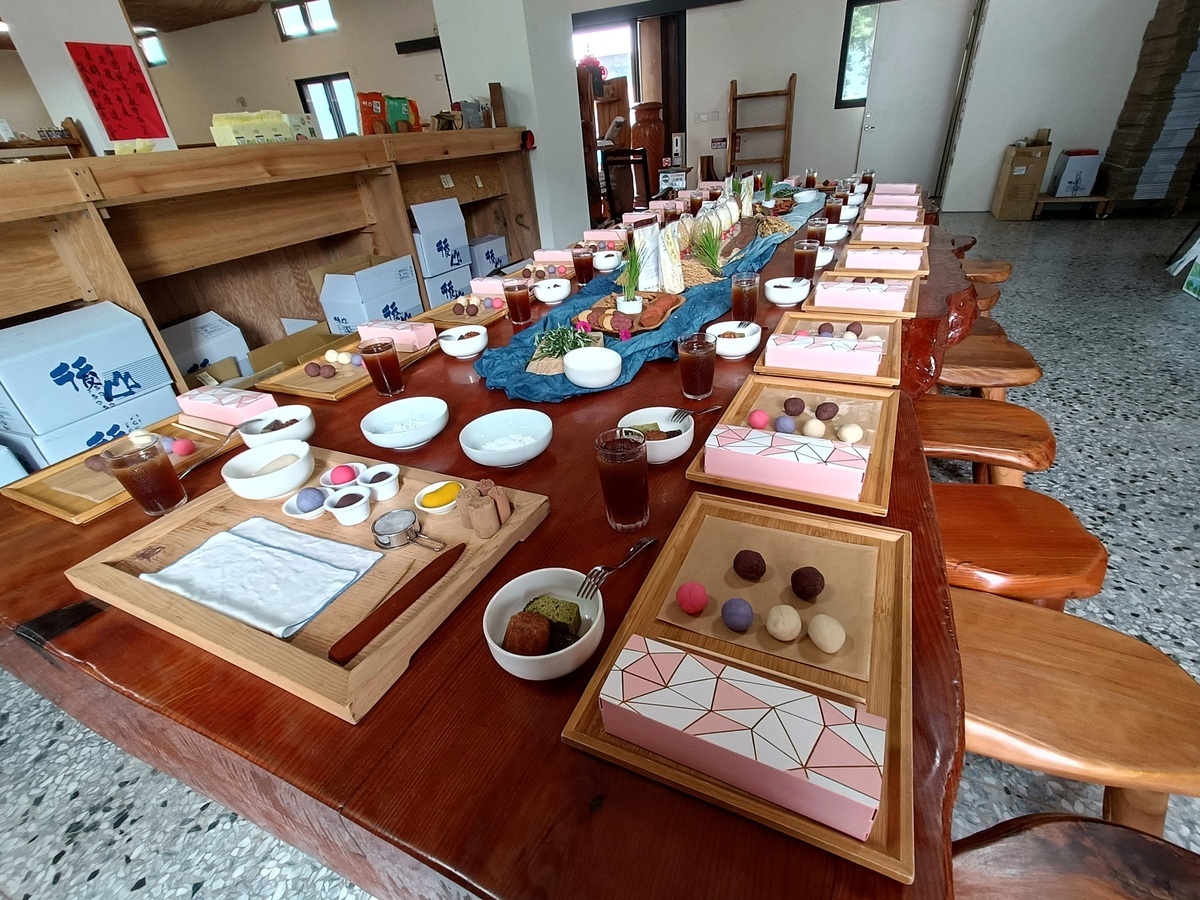 梓園碾米工廠的米穀粉體驗。唐復年/攝