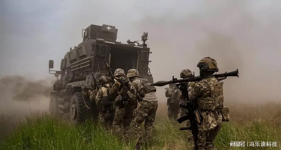 烏軍士兵躲在裝甲車後面，小心翼翼的向前推進，攻擊俄軍。(示意圖) 圖 : 翻攝自網易號