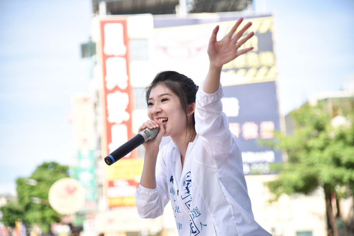 李明璇站街口拉票成亮點。（圖：李明璇提供）