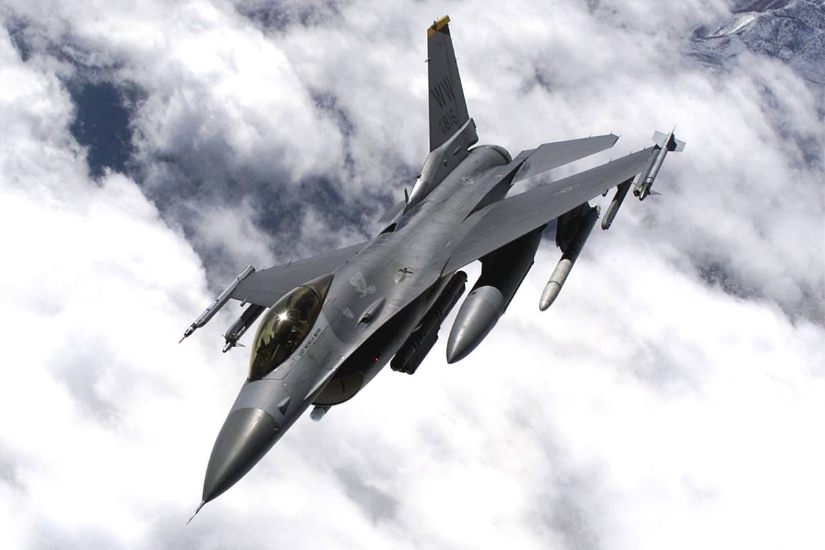 烏克蘭一直積極尋求美國製的 「F-16 戰機」,以協助他們對抗俄羅斯的空中優勢。 烏克蘭一直積極尋求美國製的 「F-16 戰機」,以協助他們對抗俄羅斯的空中優勢。
