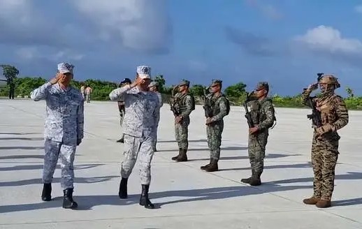  菲律賓表示將在中業島建立海上警衛隊站，圖為菲軍官員抵達中業島視察。 圖：翻攝自第一軍情 