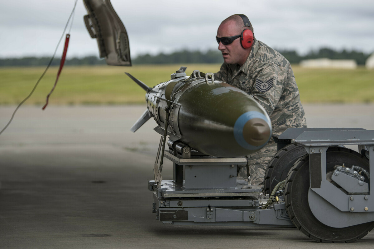  JDAM 為波音開發的空投炸彈配件，用以將傳統無導引的炸彈改為可導引的精準導引彈藥。 圖：翻攝自美國空軍 