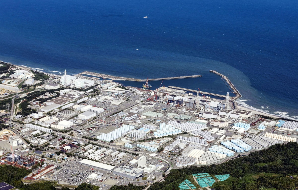  日本福島第一核電廠於去年8月24日開始排放經過濾後的含氚廢水。一年過去，韓國總統辦公室在今年 8 月 23 日的記者會上表示，韓國政府將調查海水是否含有放射性物質的地點從 92 處擴大至 243 處，並確認了所有進口申報的水產品生產地證明文件，在這一年內進行了約 4 萬 9,600 次檢測，沒有任何一次超過安全標準。這證明了在野黨處理水販賣的恐怖鬼故事是沒有科學根據的謊言。而為了破除謊言韓國政府花了 1.6 兆韓元（約新台幣 385 億元）在檢測以及促進水產品消費上。 圖：達志影像/路透社 
