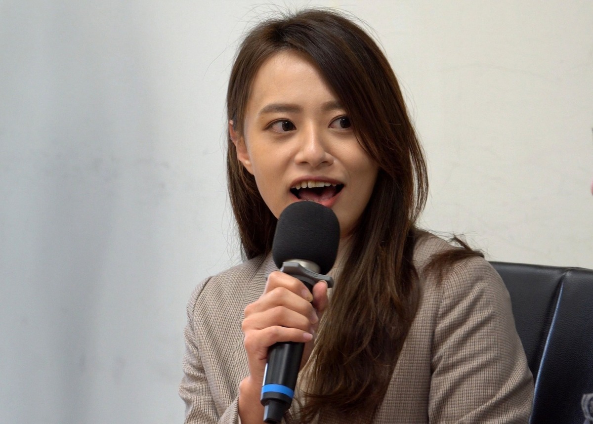  新竹市民政處長施淑婷日前發文表示，看到公園裡的孩子嬉鬧著喊「大罷免大白痴」，讓她羨慕孩子們的童言無忌。只不過施淑婷發文也立刻引來支持罷免方不滿，紛紛留言開嗆。 圖：取自Sweety施淑婷 新竹市府發言人臉書（資料照） 