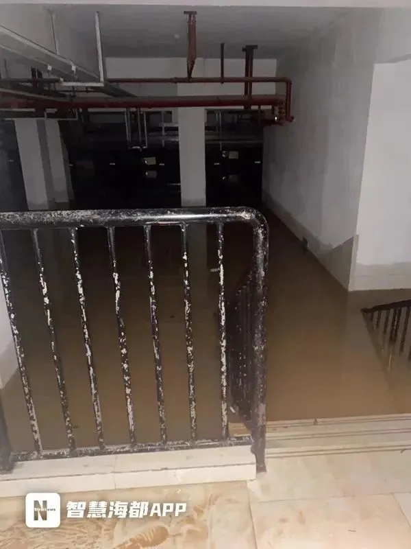 小區地下車庫嚴重淹水,積水約有 3 米深。 小區地下車庫嚴重淹水,積水約有 3 米深。