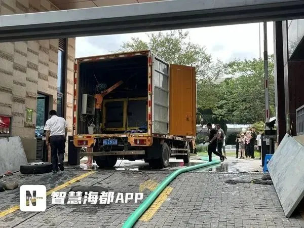 積水後物業服務中心已協調資源,抽調大型抽水設備,已排出大部分積水。 積水後物業服務中心已協調資源,抽調大型抽水設備,已排出大部分積水。