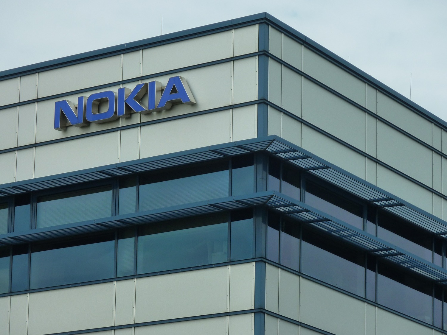 由於2015年Nokia收購阿爾卡特朗訊，並在2016年完成合併，旗下人事費變得過於肥大，為了節省不必要的人事費用，Nokia決定進行二度裁員，而且預計年底前還會有一波！   圖：Pixabay／提供