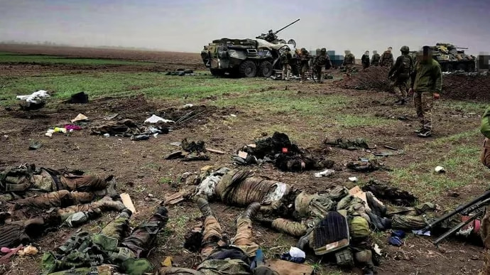  俄軍與烏軍兩方在頓涅茨克、頓巴斯的戰局依然慘烈。圖為俄軍在戰場上棄置的屍體。 圖：翻攝自烏克蘭特種作戰部隊 
