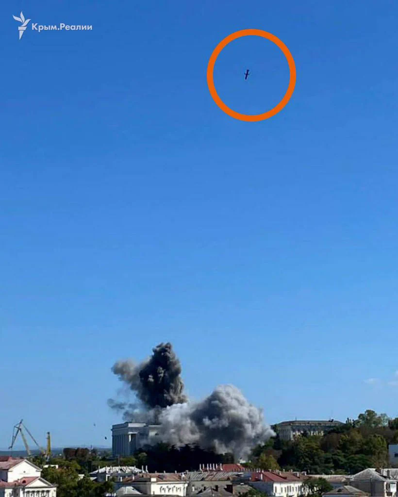  俄軍黑海艦隊位於克里米亞塞凡堡的總部，遭烏軍「風暴陰影」飛彈襲擊。 圖：翻攝自X／@RALee85 