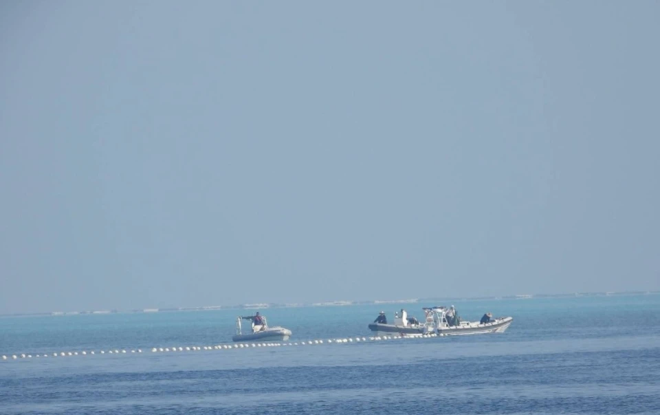 為確實阻礙菲律賓漁船的捕魚行動,中國海警在黃岩島東南方向水域,佈置了一道長達 300 米的海上浮標。 為確實阻礙菲律賓漁船的捕魚行動,中國海警在黃岩島東南方向水域,佈置了一道長達 300 米的海上浮標。