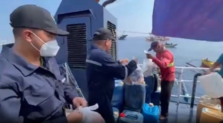 領取補給品的菲律賓漁民。