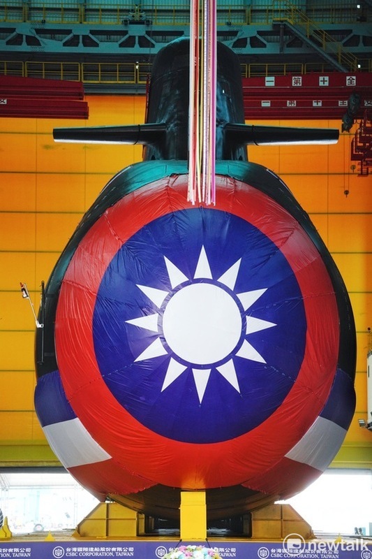  台灣首艘國造潛艦「海鯤號」（舷號711），攸關潛艦攻擊戰力的艦艏魚雷發射管，以中華民國國旗遮蓋。 圖：張良一／攝。 