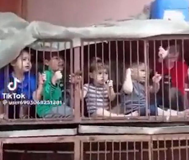 網上流傳以色列孩童被囚禁在籠子的影片。 網上流傳以色列孩童被囚禁在籠子的影片。