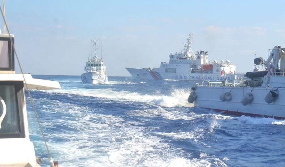 釣魚台爭議，台灣甚少發言。圖為2021年4月中國海警與日本海上保安廳艦船為「鶴丸」號搭載議員企圖登島海上追逐。 圖：資料照片 