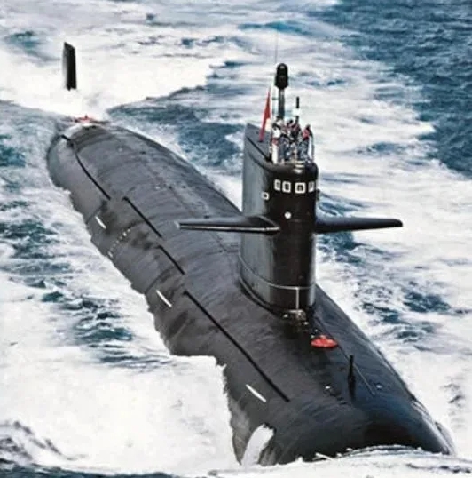  解放軍093商級核潛艦，指揮塔圍殼高聳。 圖 : 新頭殼資料照片 
