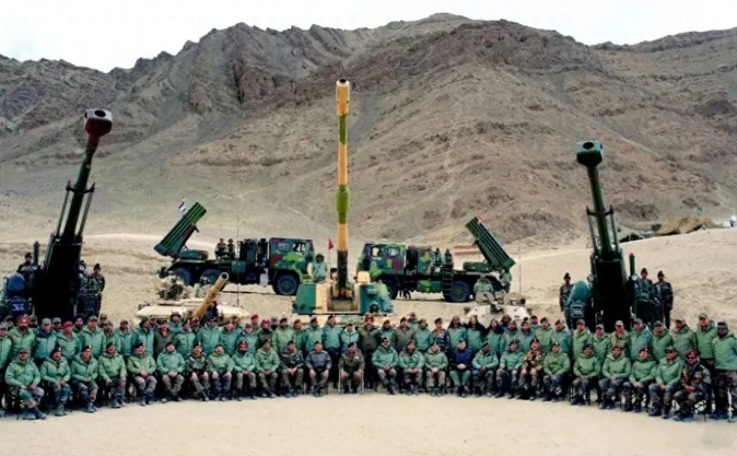  印軍十多門火箭砲在中印邊界加勒萬河谷進行飽和攻擊火力射擊演練。 圖 : 翻攝自印軍北方司令部 