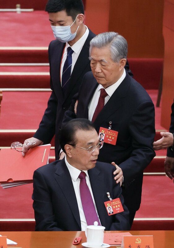  有香港媒體人爆料稱，前中國國家主席胡錦濤疑似已因食物中毒搶救無效身亡。但相關貼文被網友證實為「假資訊」。圖為胡錦濤在20大被公開架離前，刻意拍拍李克強的肩膀 圖：翻攝自 郭宇 guoyu.eth X（前推特）帳號 