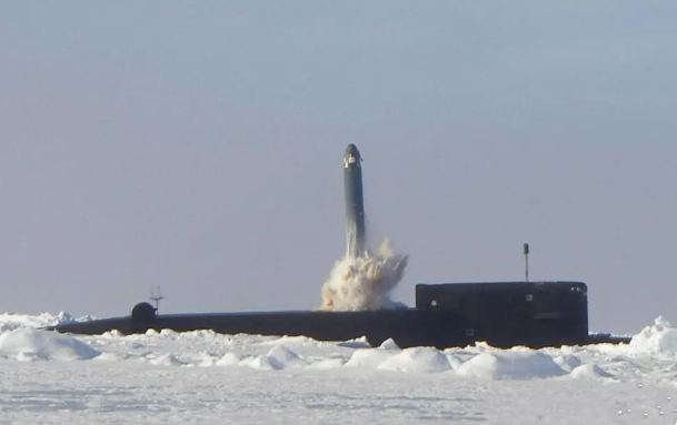  俄國「北風之神」級核潛艦發射彈道導彈。 圖 : 翻攝自沐風談兵論道 