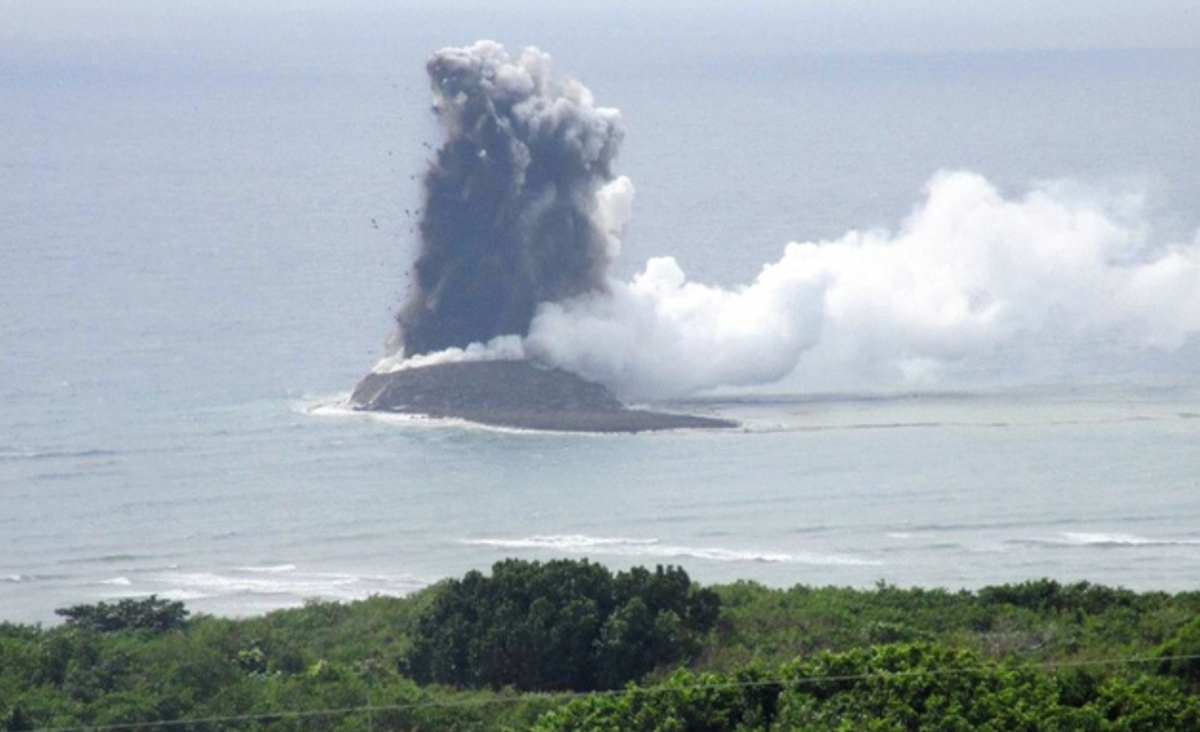  日本小笠原群島中的「硫磺島」。 圖：日本海上自衛隊提供 
