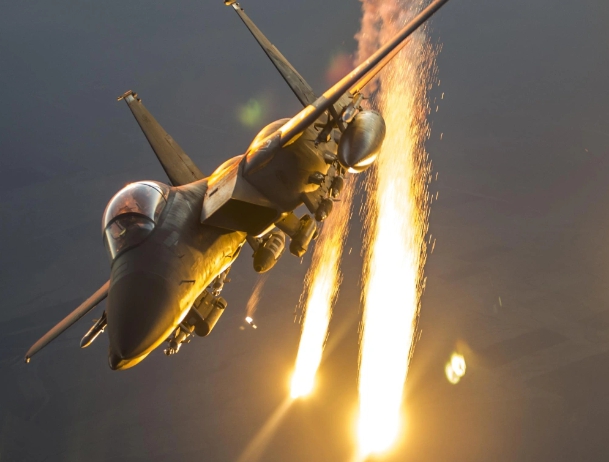  美F-15戰機發射干擾彈。(示意圖) 圖 : 翻攝自巔峰高地 