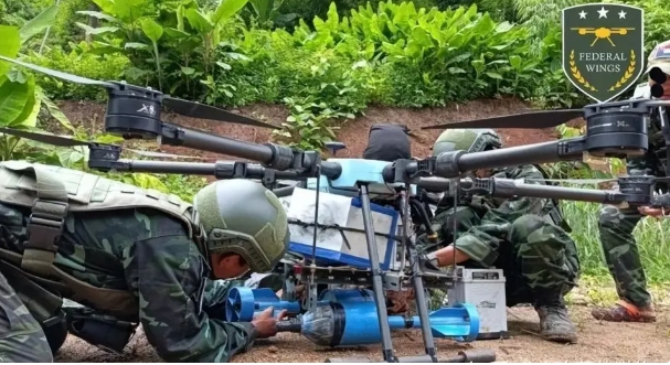  緬甸人民防衛軍(PDF)的無人機部隊在無人機下安裝炸彈。 圖 : 翻攝自緬甸中文君 