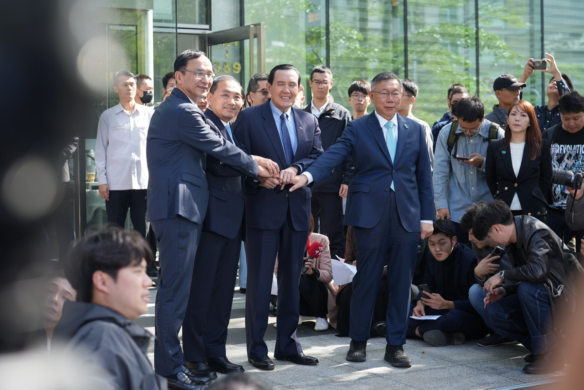 藍白合政黨協商，會後國民黨主席朱立倫（前左）、國民黨總統參選人侯友宜（前左 2）及民眾黨總統參選人柯文哲（前右）共同發表聲明，搭手合影。圖：國民黨提供（資料照）。