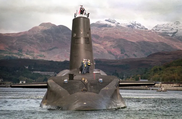  英國船員們站在浮出水面的前衛級核潛艦上。 圖 : 翻攝自騰訊網/熊姐 