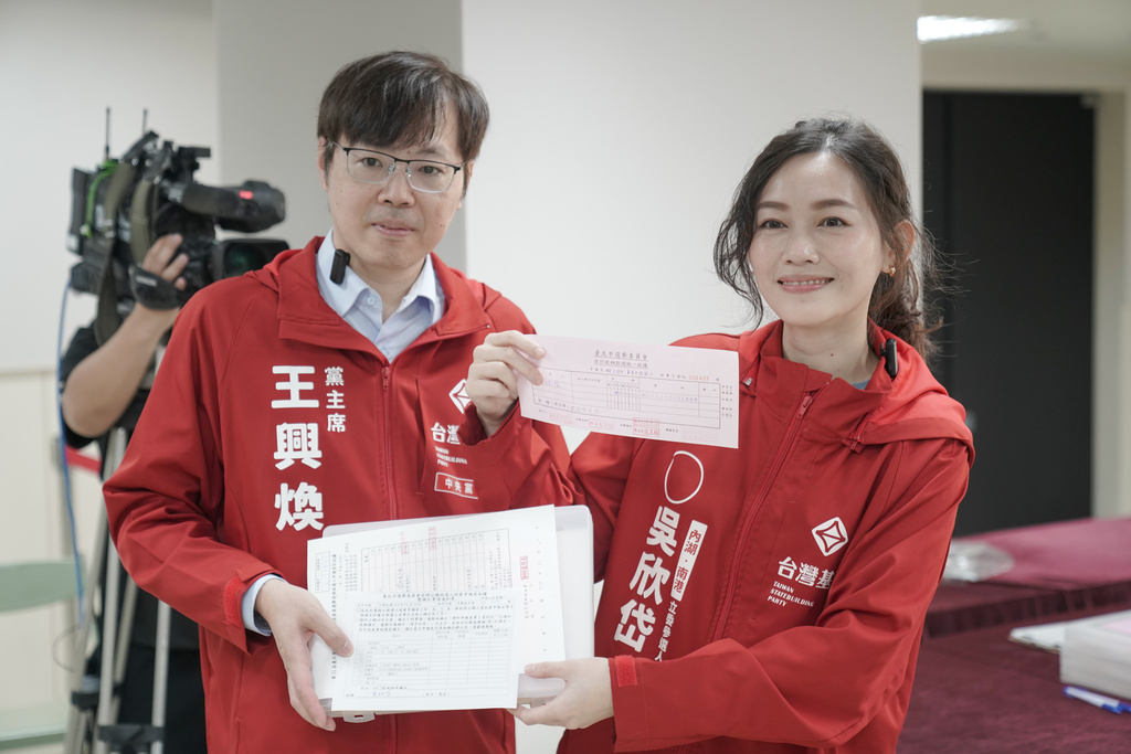  台灣基進內湖南港區立委參選人吳欣岱前往選委會登記。 圖：台灣基進提供 