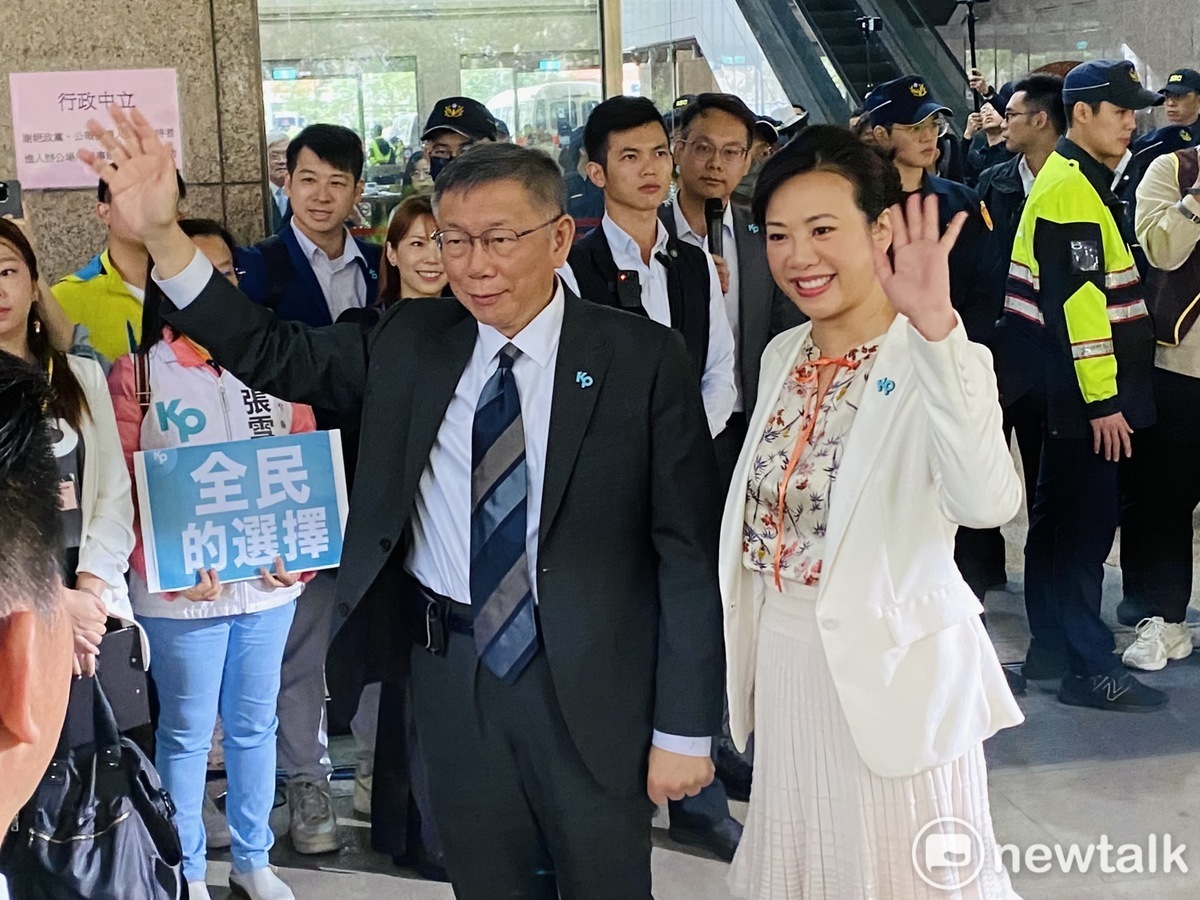  民眾黨總統參選人柯文哲與副手吳欣盈(右)。 圖：周煊惠 / 攝（資料照） 