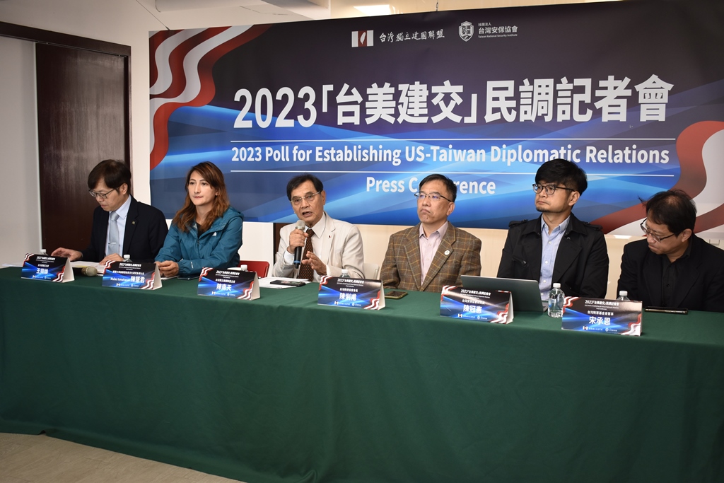  獨盟公布最新民調，獨盟主席陳南天（左三）、台灣制憲基金會董事宋承恩（右一）、台灣安保協會研究員陳冠憲（右二）、台灣教授協會會長陳俐甫（右三）、台灣基進黨主席王興煥（左一）、東華大學族群關係與文化研究系博士生Mulas Ismahasan陳慧君（左二）等人出席記者會參與解析這份民調。 圖：台灣獨立建國聯盟提供 