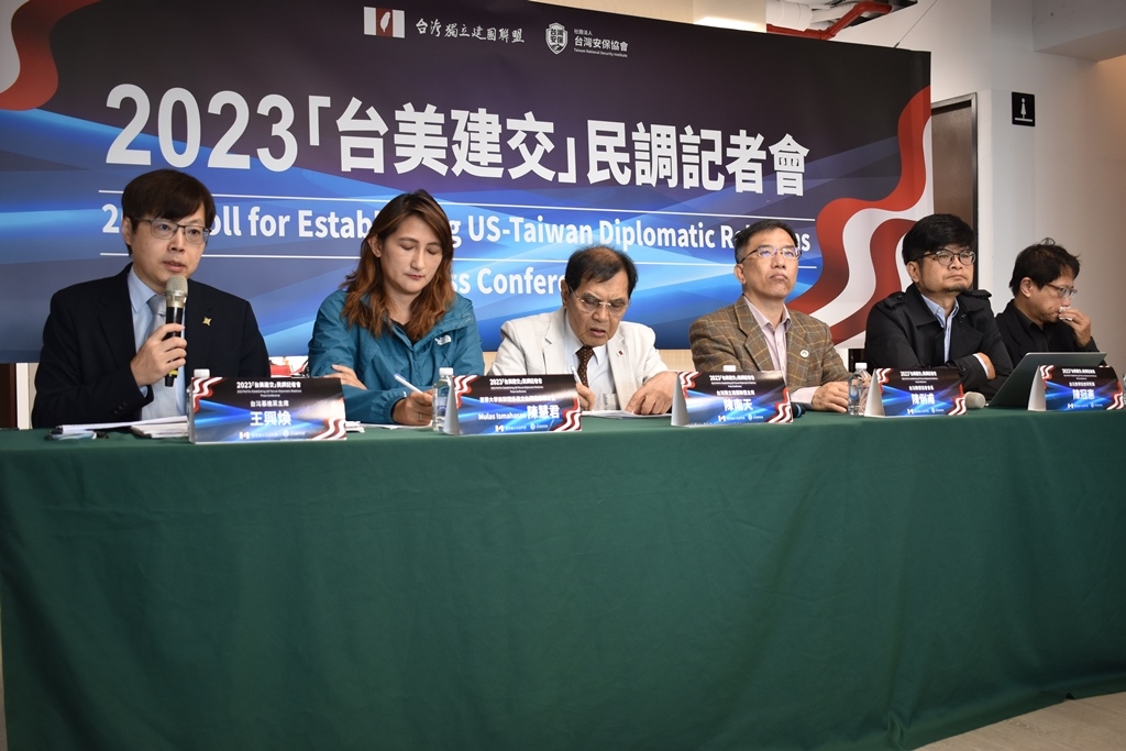  獨盟今日公布2024總統候選人民調，獨盟主席陳南天(左三)、台灣制憲基金會董事宋承恩、台北市議員苗博雅、台灣安保協會研究員陳冠憲、台灣教授協會會長陳俐甫(右三)、台灣基進黨主席王興煥(左一)、東華大學族群關係與文化研究系博士生Mulas Ismahasan陳慧君等人出席記者會參與解析這份民調。 圖：台灣獨立建國聯盟提供