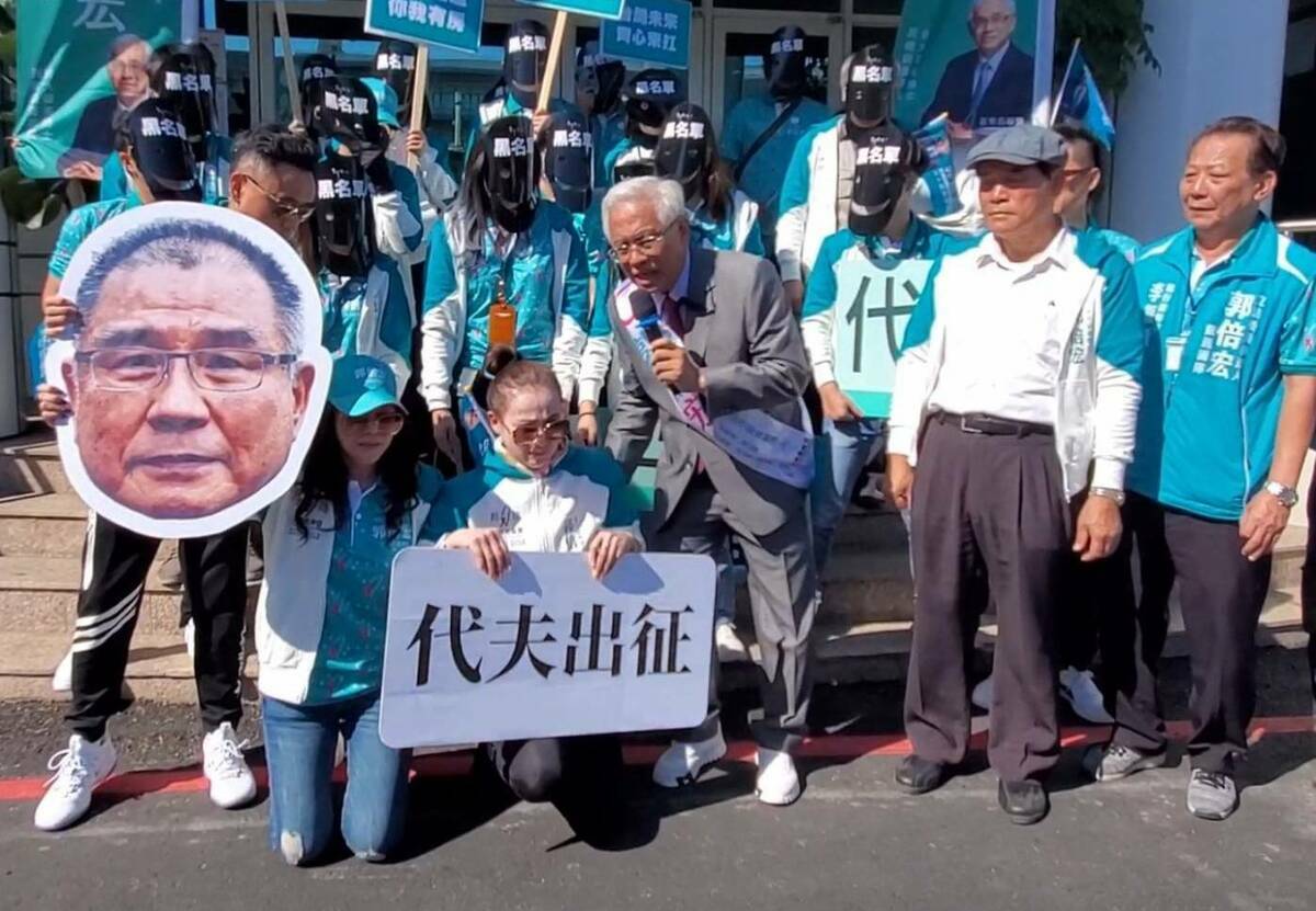  陳乃靜的妻子在高雄選委會前下跪。 圖:郭倍宏競總/提供（資料照） 