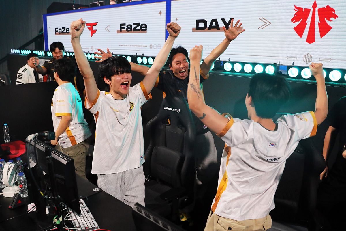  DNW 奪冠瞬間！左起 Salute、Inonix、ssonic (教練)、Loki 圖：KRAFTON/提供 