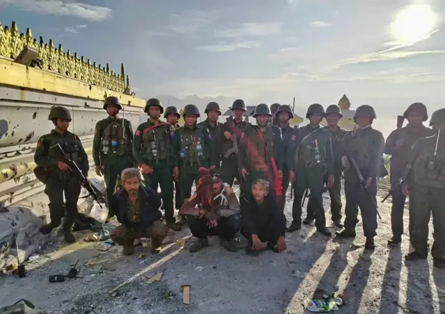  果敢同盟軍攻占四面佛據點，俘虜3名緬軍老兵。 圖：翻攝自騰訊網 