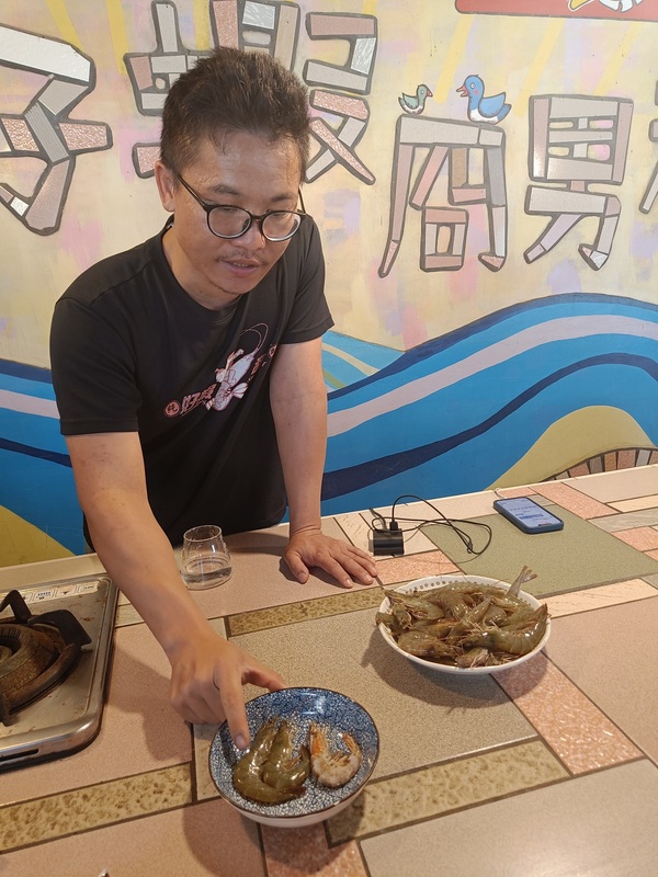 李富正教大家如何辨識白蝦的新鮮度。唐復年/攝