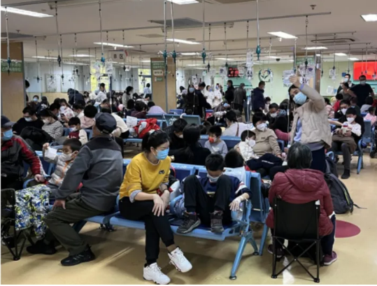 中國近期發生呼吸道疾病流行,不少幼童無咳嗽等症狀,卻已罹患肺炎,引起了家長的擔憂。 中國近期發生呼吸道疾病流行,不少幼童無咳嗽等症狀,卻已罹患肺炎,引起了家長的擔憂。
