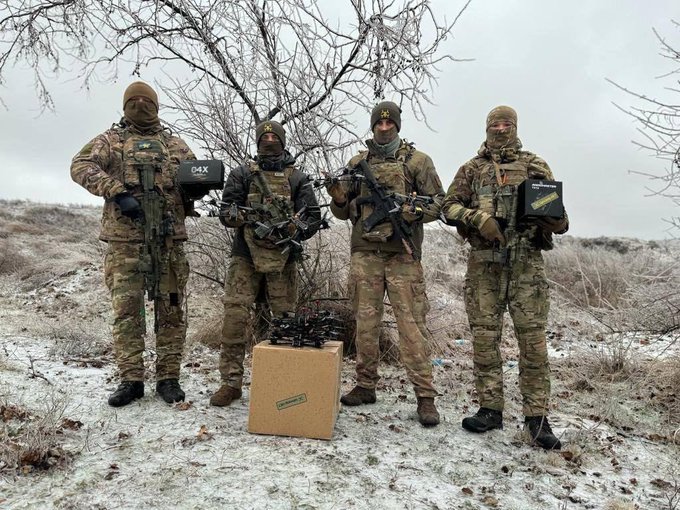  烏克蘭軍隊將手榴彈和迫擊砲綁在網路上購買的無人機上，並使用虛擬實境將無人機引導到俄羅斯的目標上，並進行自殺式襲擊，圖為烏克蘭軍隊接受無人機捐贈。 圖：翻攝自X帳號「@wilendhornets」 