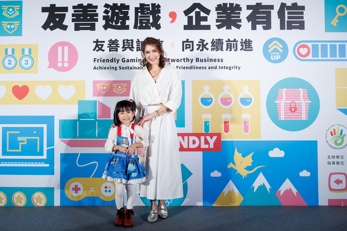  活動特別邀請形象大使李詠嫻及兒少大使紅豆妹一同參與友善遊戲頒獎典禮 圖：台北市電腦商業同業公會/提供 
