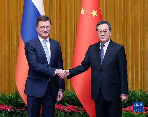  中國外交部官網披露，丁薛祥(右)在北京與諾瓦克（Alexander Novak）共同主持中俄能源合作委員會第20次會議。 圖 : 翻攝自新華社 