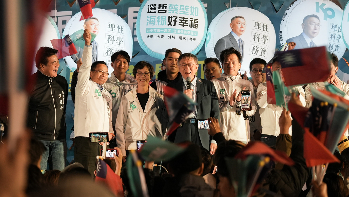  陳清龍在蔡壁如造勢場上振臂高呼。蔡壁如競總/提供