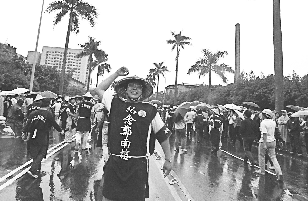  1989年 5 月 19 日蔡文旭參加台灣建國烈士鄭南榕告別式。 圖：邱萬興攝影。 