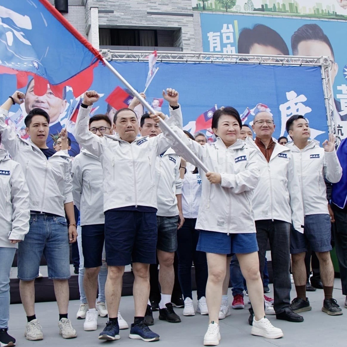  國民黨正副總統候選人侯友宜、趙少康日前成立台中競選總部，喊出「秀勇腳、蹽落去」口號。 圖：擷自盧秀燕臉書粉專。 