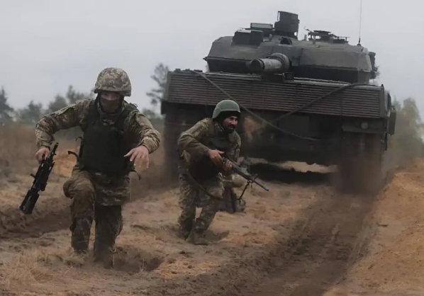  配合戰車進行攻擊的烏軍。 圖 : 翻攝自湘評中外 