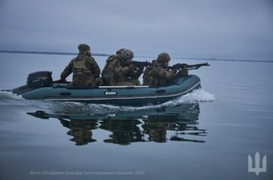  烏、俄兩軍在軍在烏東地區經常展開渡河攻擊戰。 圖 : 翻攝自澤連斯基推特 