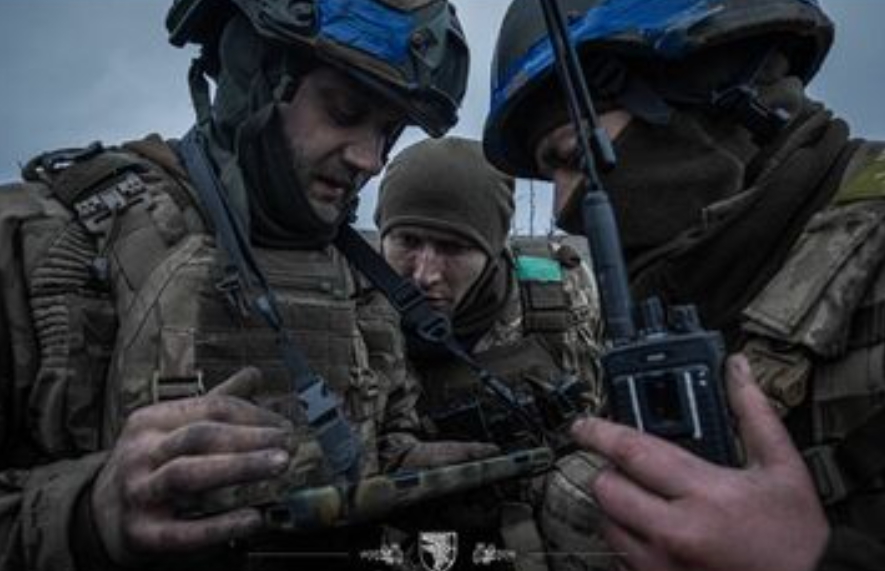  烏軍士兵透過無線電對講機，遙控無人機攻擊俄軍陣地。 圖 : 翻攝自澤連斯基 X 